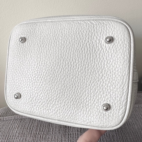 Elegant off White Leather Bucket Tote Bag with silver horse charm - Picture 4 of 13